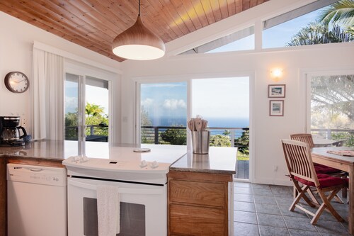 Charming home with balcony, washer/dryer & free WiFi – stunning ocean views