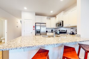 Refrigerador, microondas, horno y parrilla de estufa 