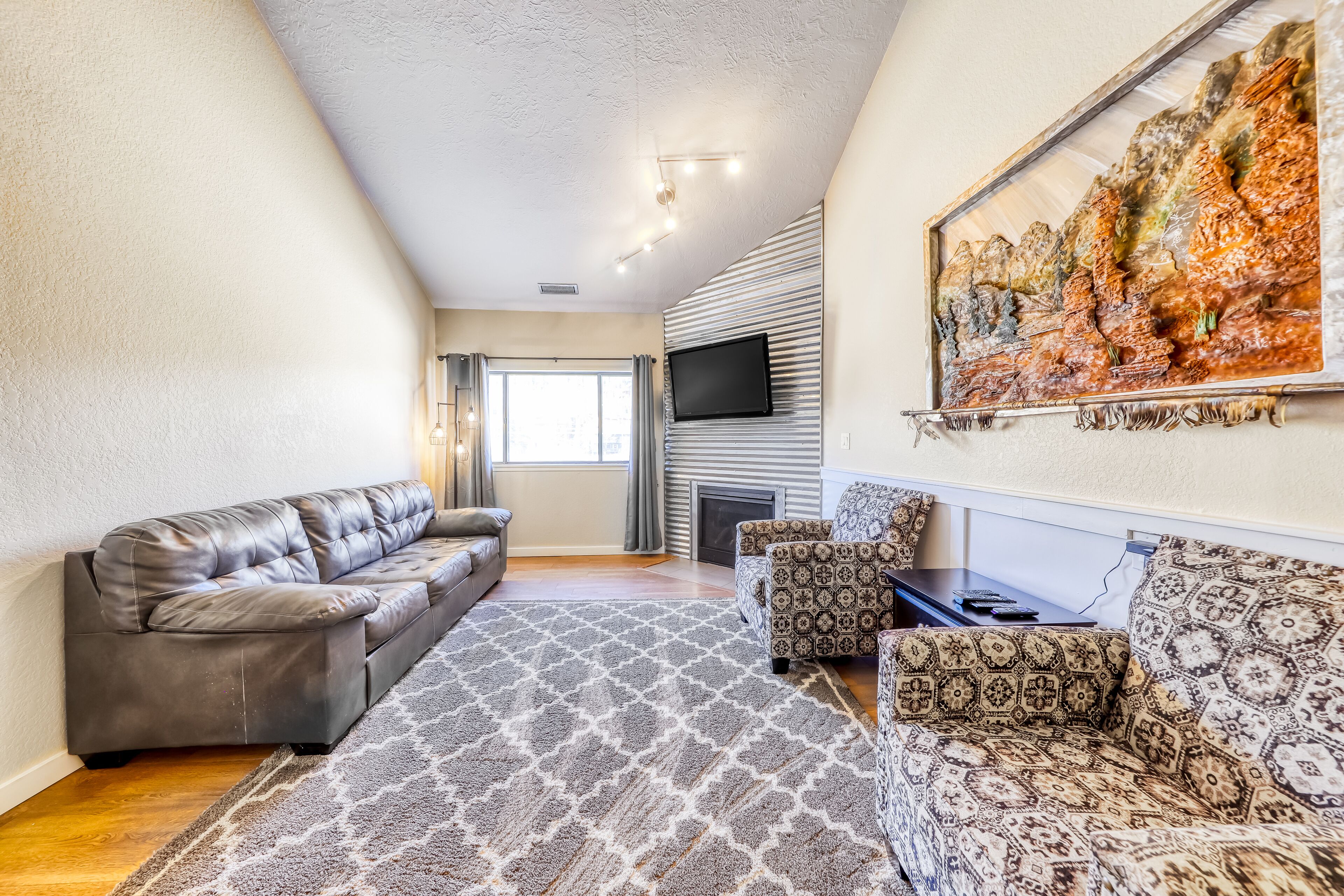 Cozy Snowbird-Friendly Condo with Free WiFi, Fireplace —Near Ski Slopes