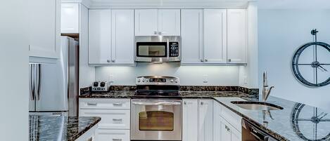 Réfrigérateur, four à micro-ondes, un four, surface de cuisson