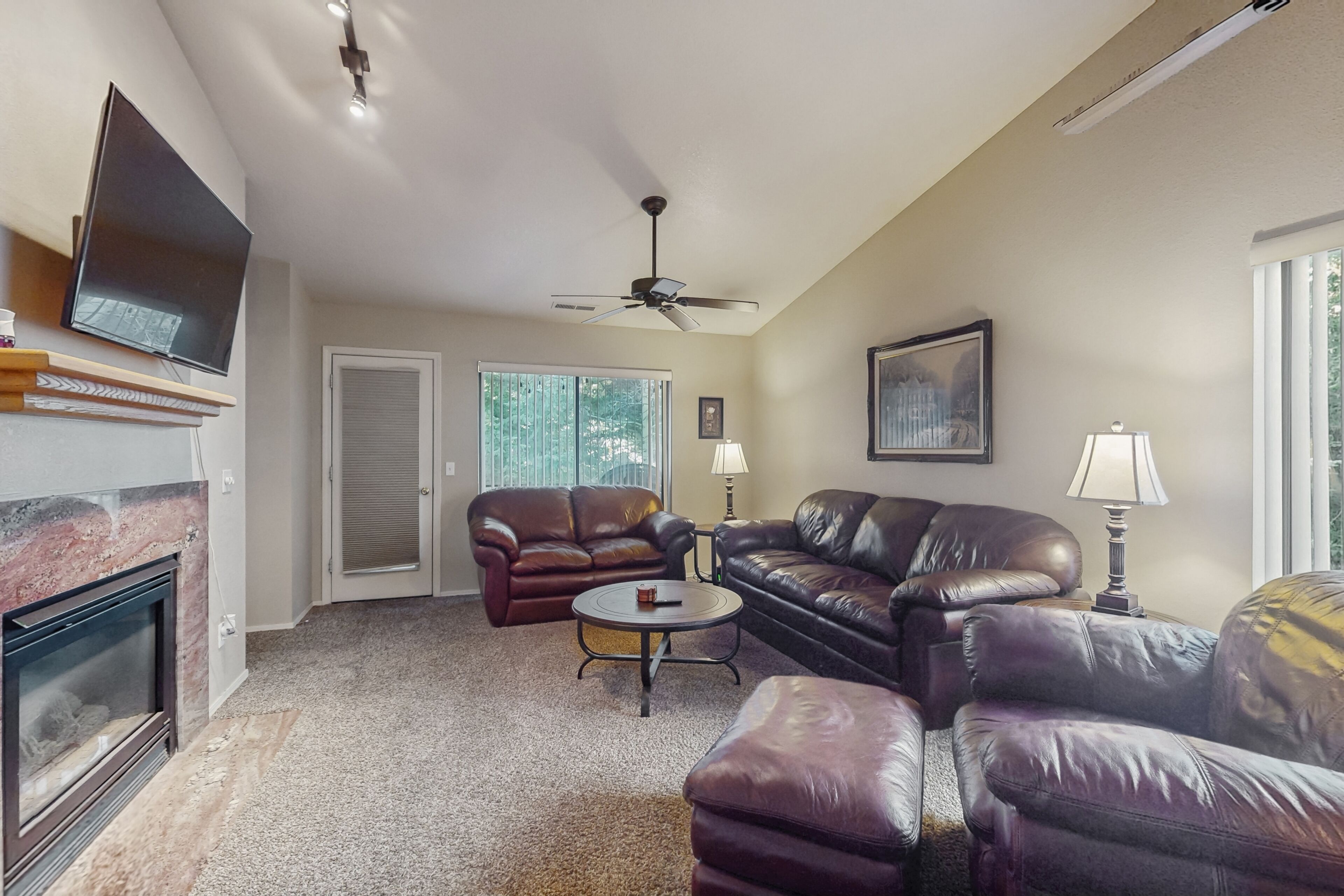 Televisión y chimenea 