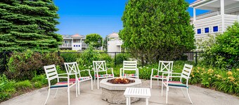 Stylish Dog-Friendly Condo W/ Free Wifi, Patio, Outdoor Pool