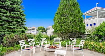 Stylish Dog-Friendly Condo W/ Free Wifi, Patio, Outdoor Pool