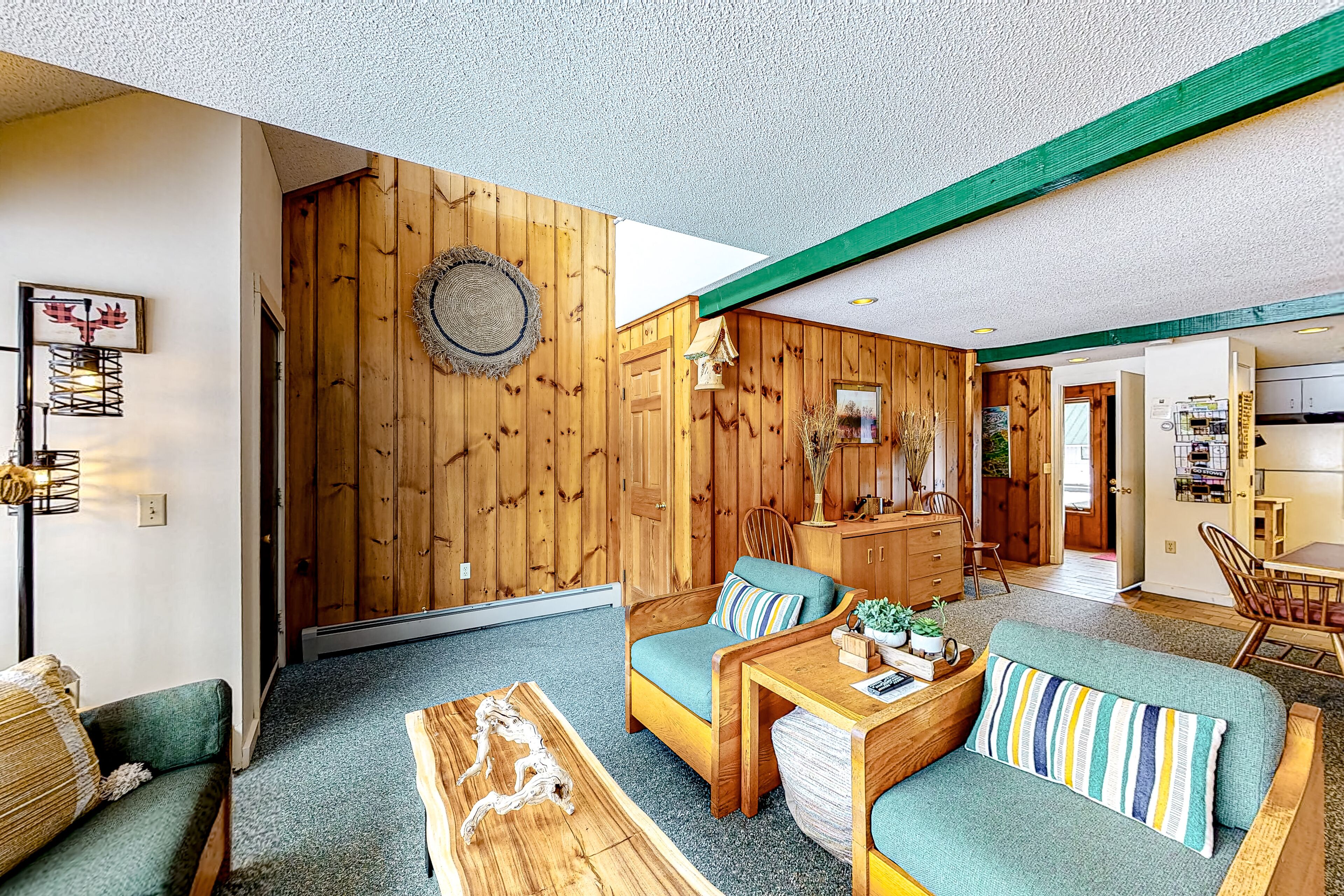 Fernseher, Kamin, DVD-Player, Bücher