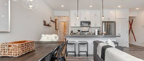 冷蔵庫、電子レンジ、オーブン、コンロ