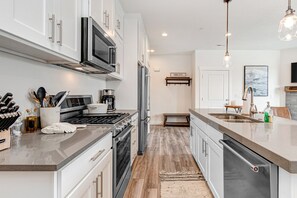 Réfrigérateur, four à micro-ondes, un four, surface de cuisson