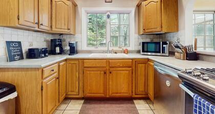 Dog-Friendly Home with Enclosed Yard & Free High-Speed WiFi - Great Location