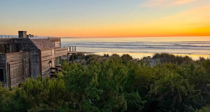 Idyllic Ocean-View Oasis with Rooftop Deck, Private Hot Tub - Steps to Shore