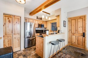 冷蔵庫、電子レンジ、オーブン、コンロ