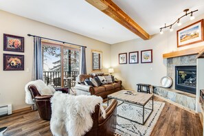 テレビ、暖炉、DVD プレーヤー