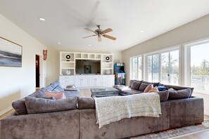 电视、壁炉、桌上足球