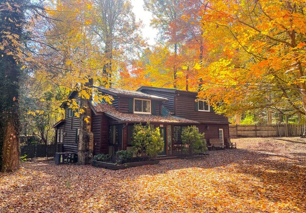 Exterior - City Hideaway: Game Room, Screened Porch & Hot Tub in Woodland Bliss (Gatlinburg)