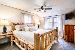 4 bedrooms, desk, iron/ironing board, free WiFi - City Hideaway: Game Room, Screened Porch & Hot Tub in Woodland Bliss (Gatlinburg)