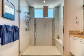 Dusche, Haartrockner, Handtücher