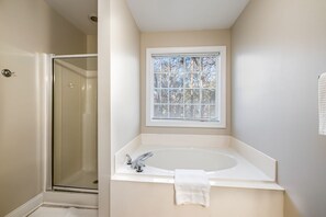 Combined shower/tub, hair dryer, towels, soap - Near downtown Cary & RDU. Easy access to Raleigh, Durham and local venues. (Cary)