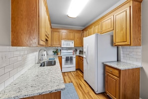 Fridge, microwave, oven, stovetop - Near downtown Cary & RDU. Easy access to Raleigh, Durham and local venues. (Cary)