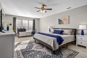 2 soverom, skrivebord, strykejern/-brett og reiseseng for barn