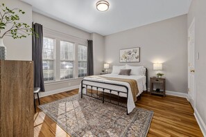 2 bedrooms, desk, iron/ironing board, travel cot - Near downtown Cary & RDU. Easy access to Raleigh, Durham and local venues. (Cary)