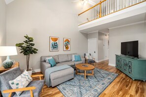 Smart TV - Near downtown Cary & RDU. Easy access to Raleigh, Durham and local venues. (Cary)