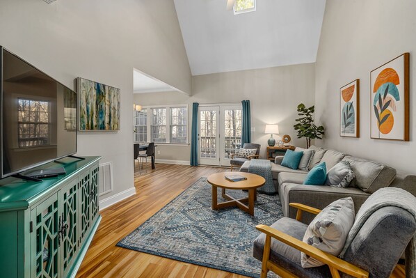 Smart TV - Near downtown Cary & RDU. Easy access to Raleigh, Durham and local venues. (Cary)