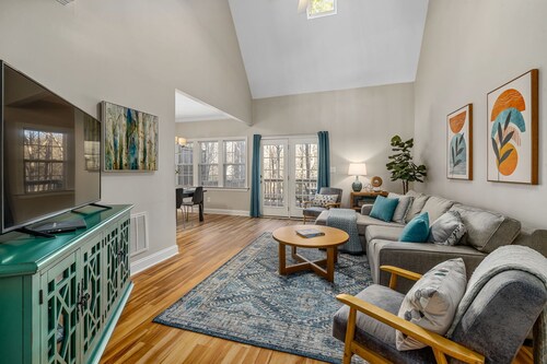 Near downtown Cary & RDU. Easy access to Raleigh, Durham and local venues.