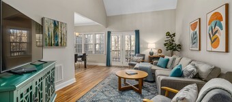 Near downtown Cary & RDU. Easy access to Raleigh, Durham and local venues.