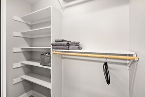 Interior - Near downtown Cary & RDU. Easy access to Raleigh, Durham and local venues. (Cary)