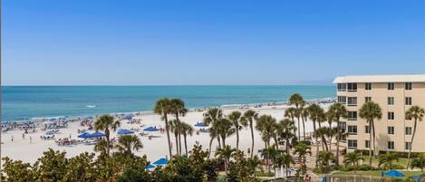 海灘、躺椅、沙灘巾