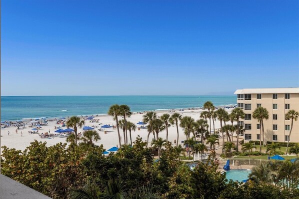 على الشاطئ، كراسي للتشمس، مناشف للشاطئ