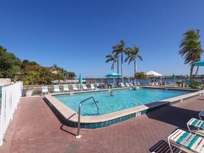 حمّام سباحة خارجي، حمّام سباحة مُدفَّأ