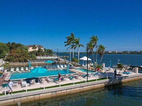 PALM BAY 5th floor ON THE BEACH 
Sunsets from the open lanai, Two Queen beds. 