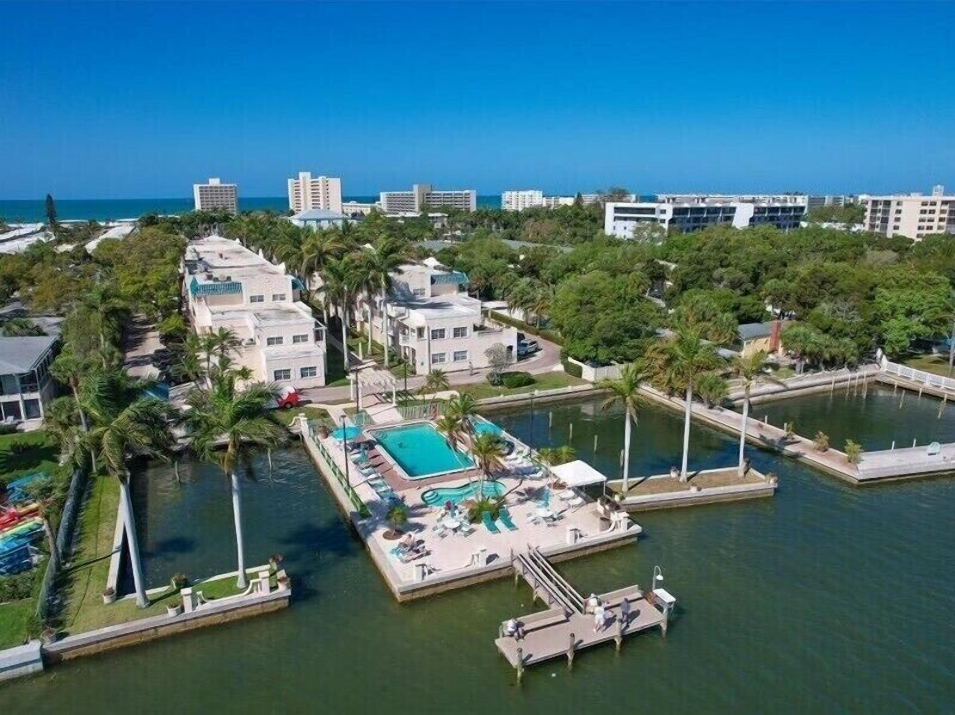 室外游泳池，恒温泳池