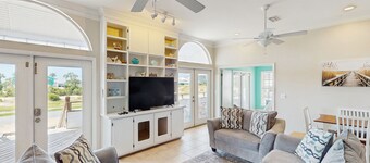 Snowbird-friendly beach house with private deck, A/C, & Fast WiFi