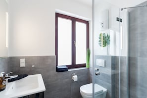 Shower, hair dryer, towels, soap - Lahnstein City Apartment (Lahnstein)