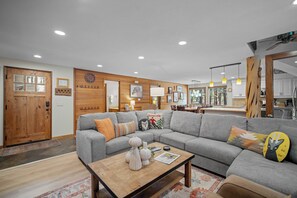 TV, peis, DVD-spiller og bordtennis