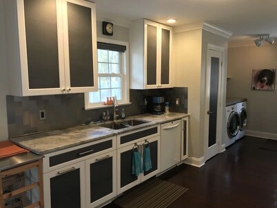 Lovely Bungalow in private , secluded neighborhood near Carrboro