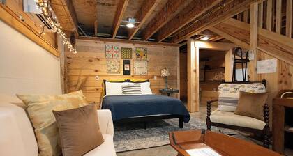 Pap’s Place-Pet friendly Lakefront cabin w/dock on secluded Lake Hartwell cove