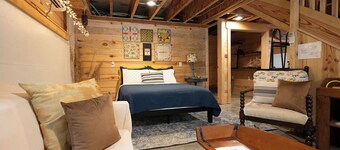 Pap’s Place-Pet friendly Lakefront cabin w/dock on secluded Lake Hartwell cove