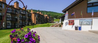 Ground Floor ski-in/out condo, full kitchen & high-speed WiFi