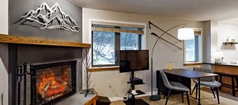 Ground Floor ski-in/out condo, full kitchen & high-speed WiFi