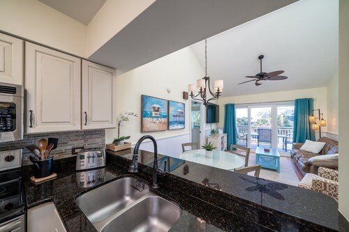 Incredible 2nd Floor, Ocean View Atrium!  Sleeps 6! Dog Friendly! Amenity access included