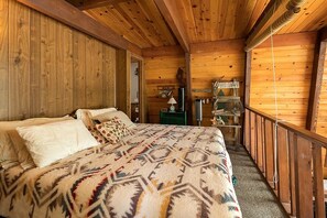 2 bedrooms, iron/ironing board, travel cot, free WiFi - Moonlit Bear Hut - A Cozy Gambrel Roof A-Frame Cabin retreat (Big Bear City)