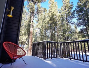 Terrace/patio - Moonlit Bear Hut - A Cozy Gambrel Roof A-Frame Cabin retreat (Big Bear City)