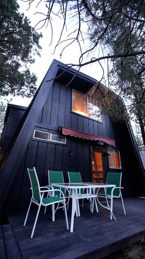 Outdoor dining - Moonlit Bear Hut - A Cozy Gambrel Roof A-Frame Cabin retreat (Big Bear City)