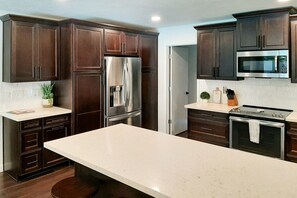 Kjøleskap, mikrobølgeovn, ovn og kokeplater