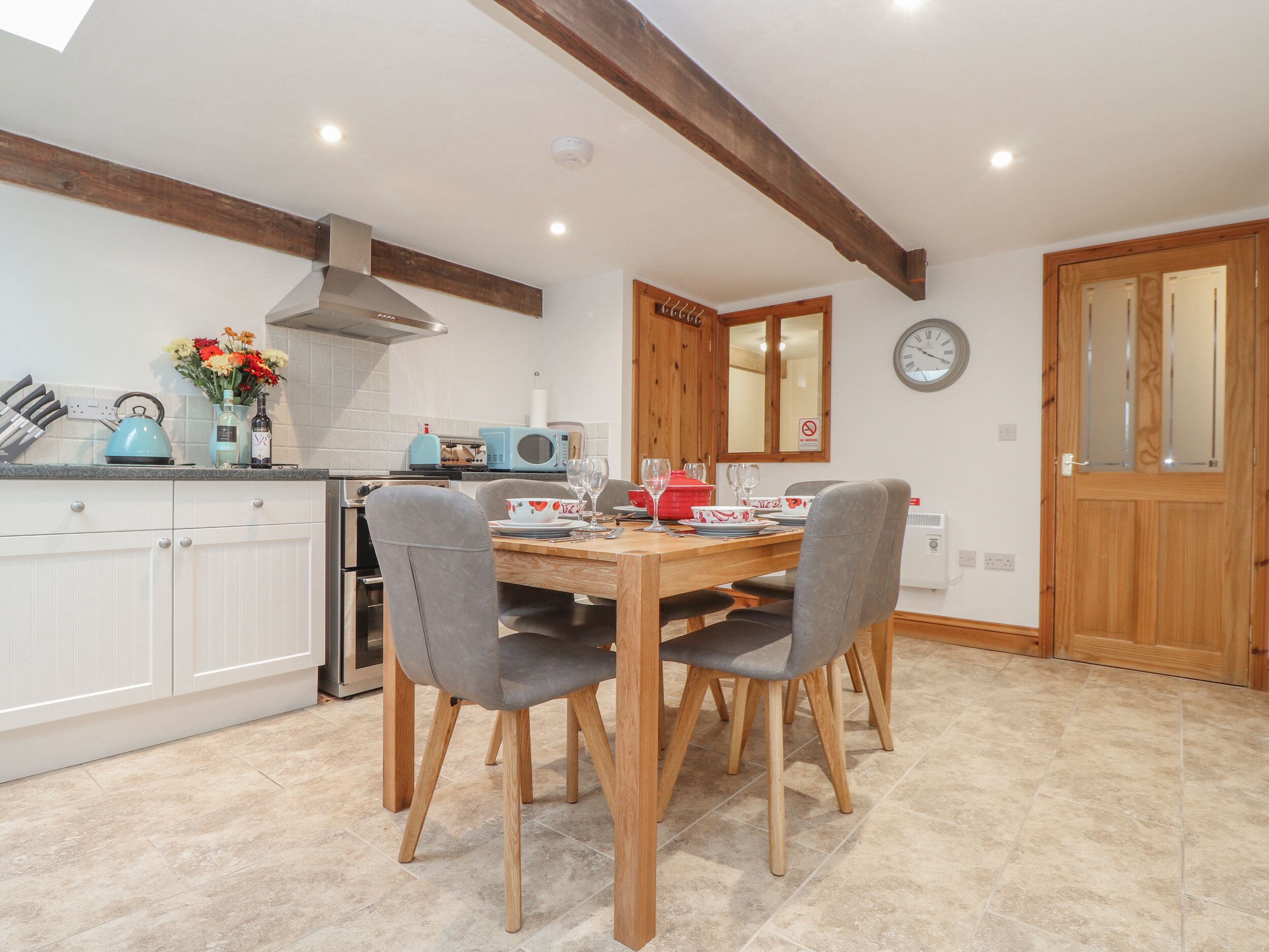 Cottage | Private kitchen | Fridge, electric kettle, toaster, cookware/dishes/utensils