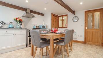 Cottage | Private kitchen | Fridge, electric kettle, toaster, cookware/dishes/utensils