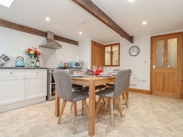 Cottage | Private kitchen | Fridge, electric kettle, toaster, cookware/dishes/utensils