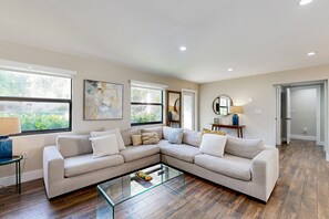 TV - Beautifully Updated Dog-Friendly Home with Free WiFi, and Enclosed Back Yard (Miami)