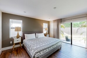 3 bedrooms, internet, bed sheets - Beautifully Updated Dog-Friendly Home with Free WiFi, and Enclosed Back Yard (Miami)